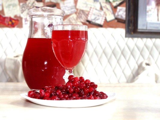 Entre las bebidas rusas, podemos encontrar el Mors. Se produce normalmente de bayas del bosque por ejemplo de arándano rojo y de vaccinio. Proceso de producción de Mors incluye fermentación de las bayas, se mezclan con azúcar y agua, tiene 1% de alcohol.