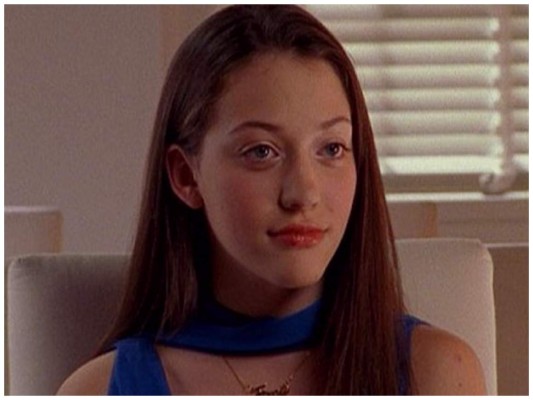 Kat Dennings era poco conocido hasta entonces, interpreta a la adolescente ultra-mimada Jenny Brier, quien contrata a Samantha para planificar su Bat Mitzvah.