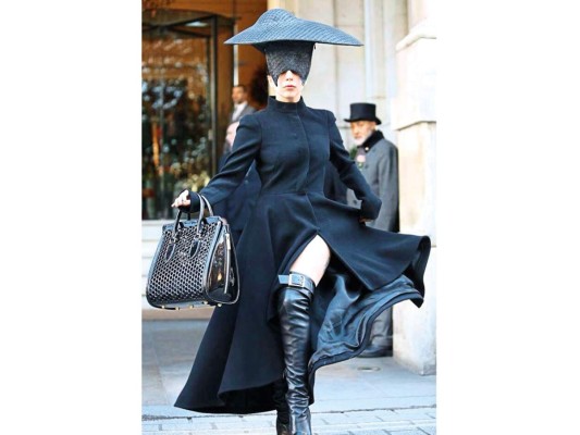 En total black look para no pasar desapercibida