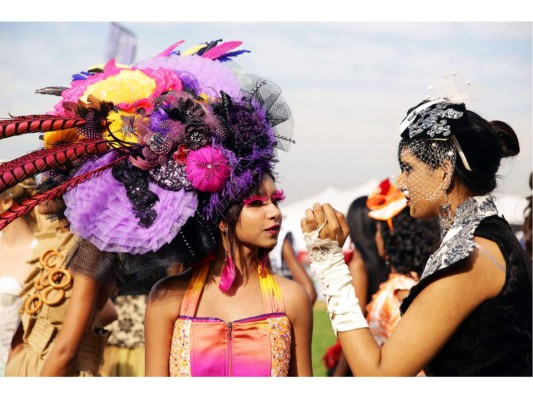 La carrera de caballos de Durban July es la más grande en el continente africano y un evento donde las celebridades y la alta sociedad sudafricana se disfrazan para asistir. Atrae a cerca de 100 mil espectadores y las apuestas se colocan en más de 20 millones de dólares.