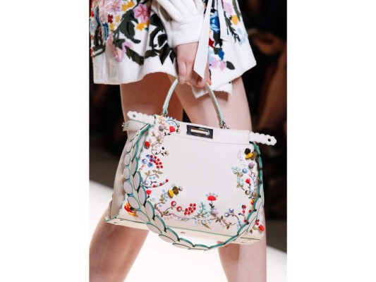 Fendi también apuesta por el trend y lo lleva a sus emblemáticos bolsos