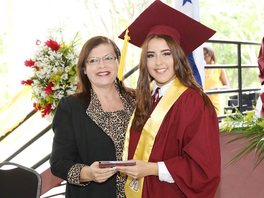 Entrega de títulos Mayan School II parte