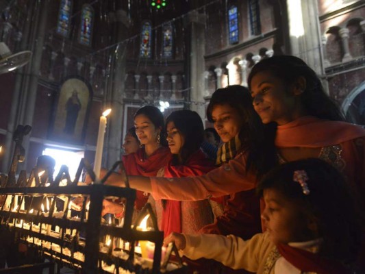 Cristianos encienden velas en la Catedral del Sagrado Corazón en Lahore, Paquistan