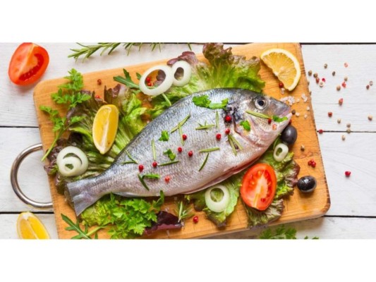 Pescado: Los pescados como el atún o la sardina suelen proveer mucho calcio, por lo que 100 gramos de sardina te proveen más de 300 miligramos de calcio.