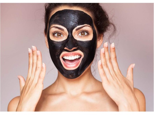 La mascarilla de carbón es recomendada por sus propiedades detox para la piel