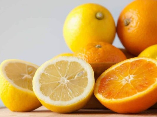 Cítricos: Debido a su vitamina C, además de brindarte colágeno, favorecerá tus fibras musculares y las mantendrá elásticas.