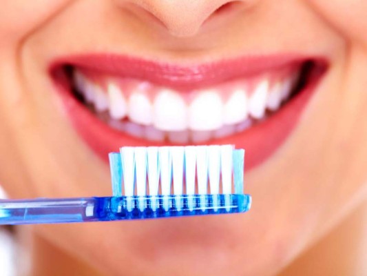 #2 Usa el cepillo adecuado<br/>No lo elijas al azar. Busca uno que te ofrezca garantías y que te asegure un buen cuidado de tus dientes. Elige el modo que más te convenga: limpieza, cuidado de las encías, pulido, dientes sensibles o blanqueamiento. Aségurate de que te has cepillado los dientes durante el tiempo óptimo.