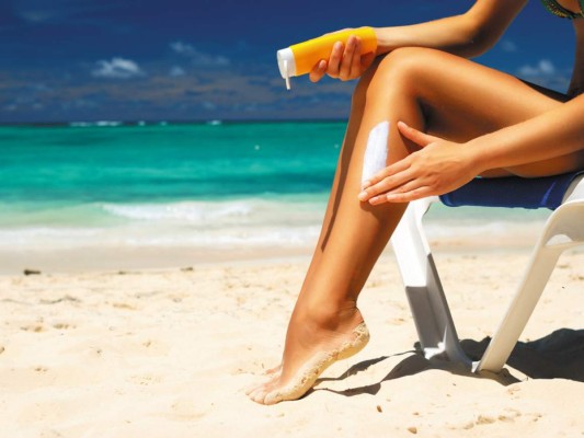 Olvidas áreas importantes. La cara, la espalda y hombros son importantes, pero que sucede con tus ojos, labios o hasta el cuero cabelludo. Asegúrate de usar lentes de sol , un sombrero grande y un labial humectante con protector solar.
