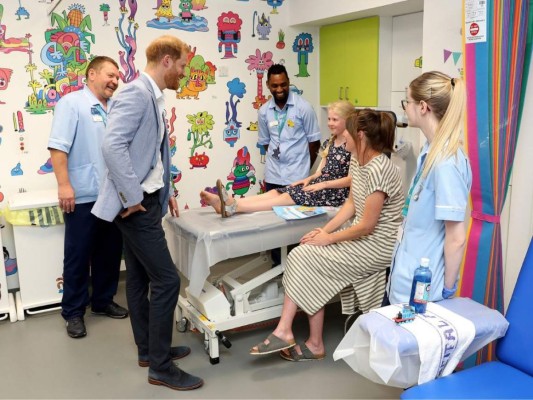 Las tiernas fotos del Príncipe Harry en el hospital de Sheffield