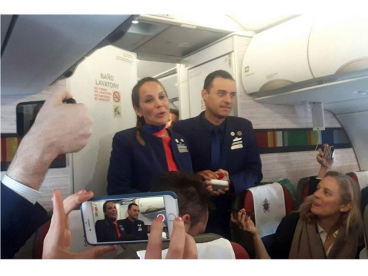 Papa Francisco casó a una pareja en el avión