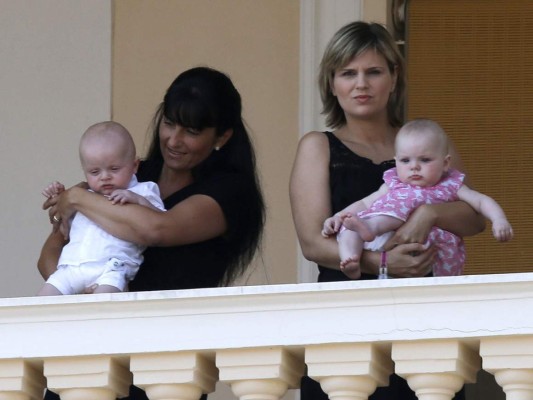 Niñeras cargan a los príncipes Jacques y Gabriella de Mónaco
