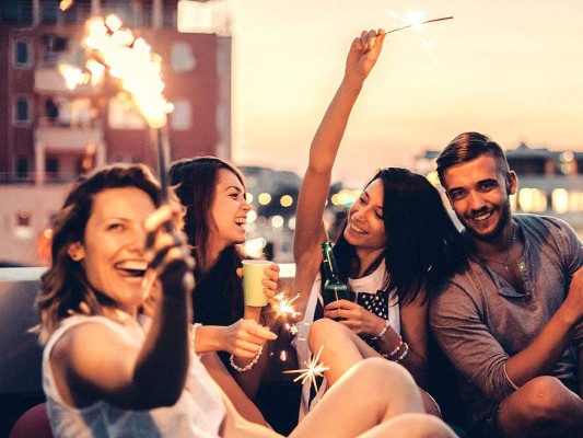 9. Pasar más tiempo con la gente que realmente vale la pena. ¿Cuánto tiempo dedicas a interactuar con personas tóxicas? Limpia tu círculo, aprende a estar en los lugares donde realmente quieres estar y eres apreciado, la vida es muy corta para perder tiempo en relaciones infructíferas. Enfócate en las personas que se preocupan sinceramente por ti, que te quieren y valoran.