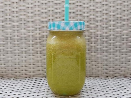Jugo de espinacas, apio y manzana<br/>Te ayudará a fortalecer el sistema inmune, disminuir la inflamación y regular la presión arterial, el colesterol y los niveles de azúcar, entre otros. <br/>