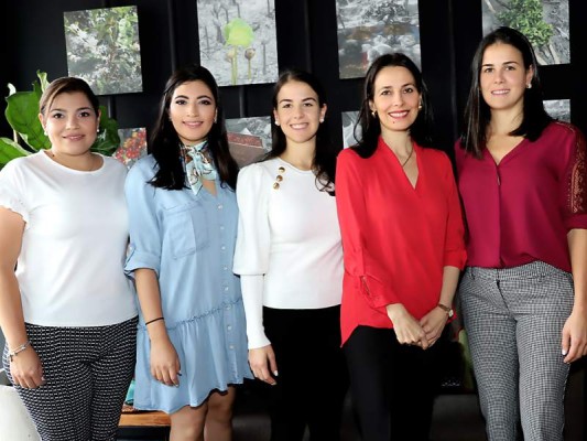 Lourdes Valladares, Melissa Oliva, Andrea Kafati, Tatiana de Kafati y Karina Kafati