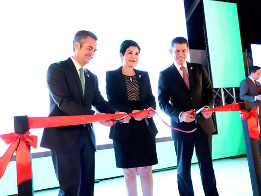Luis Felipe Enamorado, María Antonia Rivera y David Suárez durante la apertura del edificio corporativo en Colonia Palmira, en el marco del once aniversario de Banco Azteca en Honduras (fotografías: Hector Hernández)