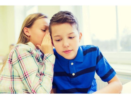 Monitoree las conversaciones con otras personas.<br/>Los niños pueden malinterpretar lo que escuchan, causando mayor ansiedad e inquietud.<br/>