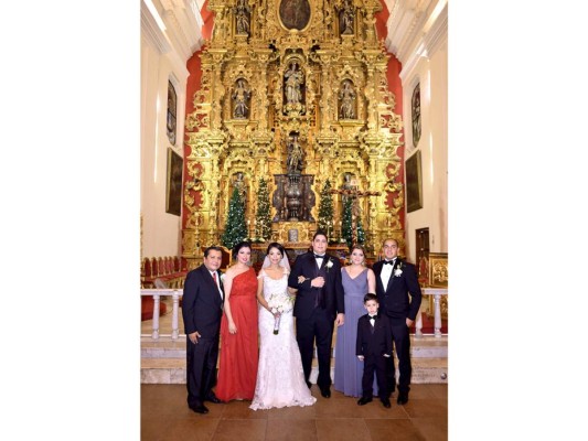 Así fue la boda eclesiástica de Scarleth Sandres y Manuel Cálix