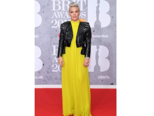 P!nk, uso un traje largo amarillo con escote ‘halter’ de Cushnie que combinó con una cazadora de piel negra con tachuelas, ‘look’ que ya se ha visto en numerosas ocasiones.