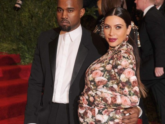 Kim Kardashian<br/>Después de luchar contra la infertilidad por mucho tiempo, Kanye West anunció que Kim estaba embarazada de su primera hija. Al correr varios riesgos después de su segundo embarazo, la estrella de reality show anunció que recurriría a la gestación subrogada para sus futuros hijos.<br/>