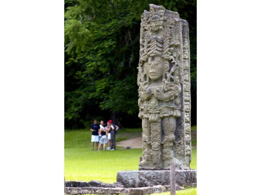 APRECIAR EN DETALLE SUS INCREÍBLES ESTELAS. La Gran Plaza, donde se celebraban los actos y rituales sociales y las observaciones astronómicas, es donde se encuentra la mayor parte de las estelas esculpidas en alto relieve y en piedra volcánica que representan a los principales gobernantes de la larga historia de la ciudad-Estado. Con una altura de entre tres y cinco metros, las estelas de Copán son algunas de las más bellas del mundo maya.