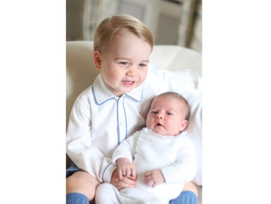 Charlotte y George, las primeras adorables fotografías de los príncipes de Cambridge
