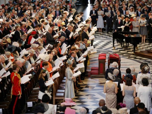 La reina Isabel II preside parada militar y un desfile aéreo por sus 90 años