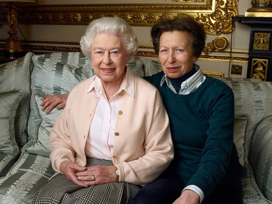 El segundo retrato muestra a la reina Isabel junto a su hija, la princesa Anna