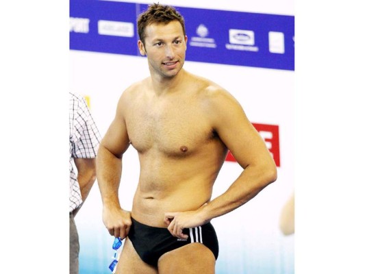 Ian Thorpe. El ex nadador australiano Ian Thorpe reveló que es gay. 'Quiero decirle al mundo que soy gay... y espero que esto haga las cosas más fáciles para otros', dijo el cinco veces campeón olímpico en una emotiva entrevista con 'Channel Ten'.
