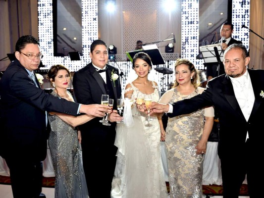 Así fue la boda eclesiástica de Scarleth Sandres y Manuel Cálix