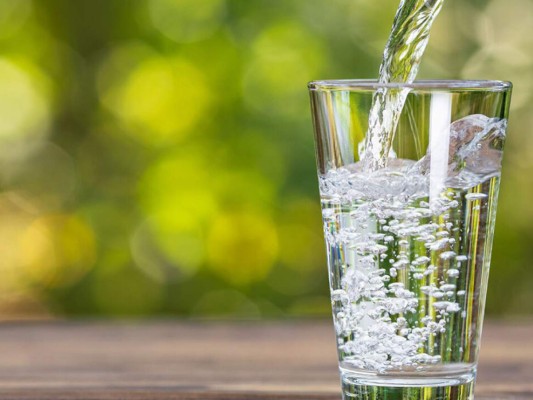 Líquidos y electrolitos: Es primordial el consumo de líquidos como el agua. Los electrolitos por su parte también cumplen su función equilibrando la cantidad de agua en nuestro cuerpo, evitando que el organismo se deshidrate.