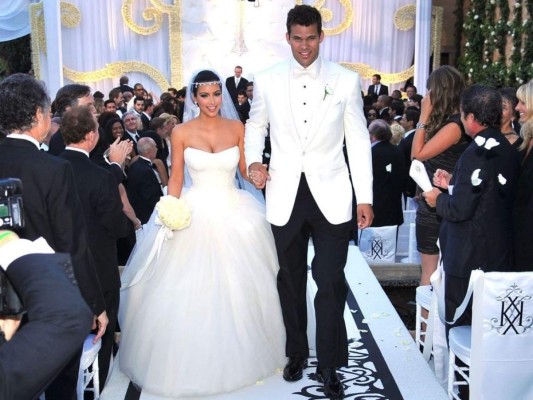Una lujosa boda de 6.2 millones<br/>Nadie podría olvidar cuando Kim se casó con Kris Humphries en una ceremonia llena de estrellas.<br/> Se informó que su boda costó 6,2 millones, pero le valió a la pareja 11 millones gracias a ofertas de revistas, cobertura televisiva y patrocinios.<br/>