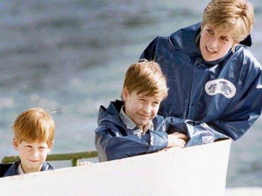 Durante una entrevista el príncipe William mencionó lo que sucedió el día que escucho la voz de su mamá por última vez “Harry y yo estábamos desesperadamente apurados por decir adiós, si hubiese sabido lo que iba a pasar, obviamente no hubiese sido tan indiferente ante la llamada y todo lo demás” declaró William.