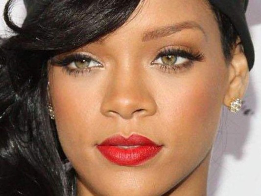 A pesar de que a Rihanna es una persona considerada de 'raza negra', alguno de sus antepasados (abuelos, bisabuelos, etc.) debió tener los ojos verdes o debió de ser blanco con ojos verdes, de esta manera se heredo el gen que denomina el color de los ojos (en este caso los ojos verdes son recesivos y los cafés son dominantes) por lo que Rihanna lo presenta físicamente, mientras que sus padres solamente genéticamente.