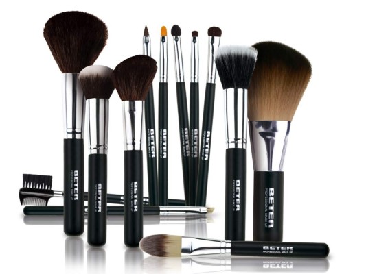 <br/>Brochas: La herramienta perfecta<br/>El 50 por cierto del éxito del maquillaje depende de las brochas y pinceles que utilices. ¿Cuáles son las básicas que necesitas? Una para aplicar compactos, otra para el rubor, un pincel para difuminar las sombras, uno para definir la línea de las pestañas y un cepillo separador de cejas.
