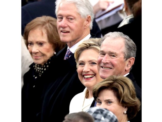 Bill y Hillary Clinton y George y Laura Bush durante la ceremonia
