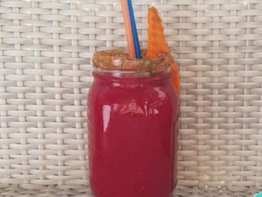 Jugo de remolacha, zanahoria y manzana<br/>Esta deliciosa bebida te brindará grandes propiedades digestivas y antiinflamatorias debido a la combinación de frutas y verduras.<br/><br/>