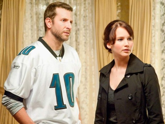 2. Silver Lining Playbook<br/>Cooper interpreta a Pat, un hombre con desorden bipolar que se muda con sus padres luego de haber visitado en un hospital psiquiátrico. Ahí conoce a una viuda que promete ayudarlo a volver a conquistar a su esposa en cambio de él también la auxilie a ella. También se llevó una nominación a Mejor Actor en los Óscar por este drama comedia. 92% de recepción.