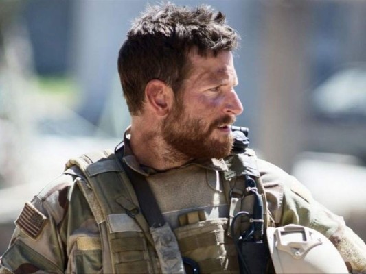 8. American Sniper<br/>Este drama militar biográfico ofrece una mirada desgarradora al trastorno por estrés postraumático, alejándose de los clichés de este tipo de cinta. Cooper realiza una seria interpretación de Chris Kyle, un soldado que se convierte en uno de los francotiradores más letales de la historia pero que encuentra la guerra como un desafío. Recepción de 72%.<br/>