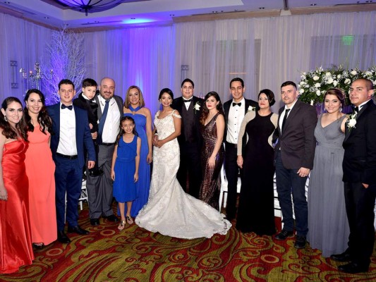 Así fue la boda eclesiástica de Scarleth Sandres y Manuel Cálix