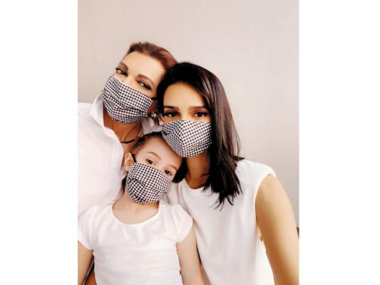 Atenas Hernández junto a su madre Dinorah y su hija Valentina