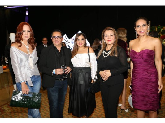 Rosa María Cuculiza, Miguel Chong, Paola y Sandra Ganineh y Adriana Alvarez.