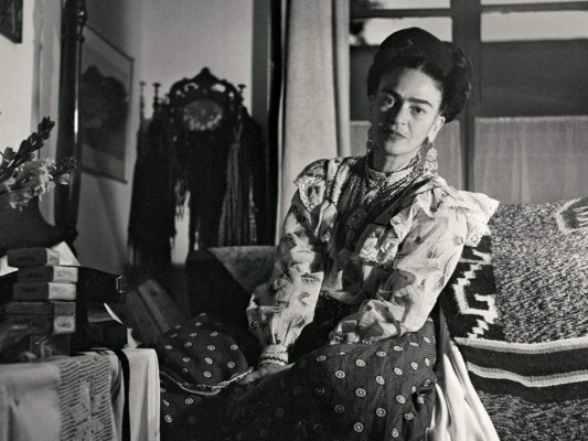 4. Frida Kahlo, fue una pintora mexicana, accidente marcó su vida y el reflejo de su dolor físico e interno lo plasmó en sus pinturas, transformándola en la artista plástica más reconocida en el mundo, también desarrollo una actividad política y feminista importante.