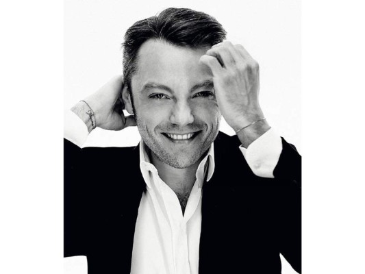 Tiziano Ferro. El famoso cantante italiano, que con sus éxitos supo enamorar a muchísimas mujeres, salió del clóset, al confesar públicamente que le gustaban los hombres durante una entrevista para la revista “Vanity Fair”. Incluso la publicación llevó el titular “Tiziano Ferro: me quiero enamorar de un hombre”.