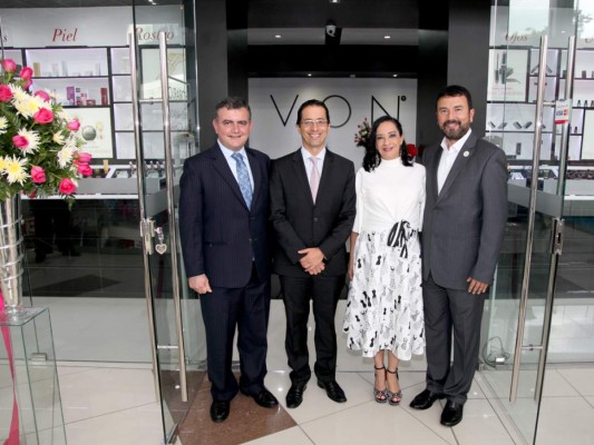Avon abre tienda exclusiva en Mall Premier