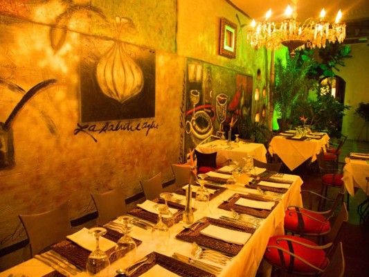 ROJO, VERDE Y AJO. Es sin duda uno de los restaurantes gourmet insigne de la capital, el lugar indicado para disfrutar del mejor ambiente y sabor. Bajo el acertado manejo de Mandy Bermúdez Rojo, Verde y Ajo nunca deja de sorprenderte con sus platillos.