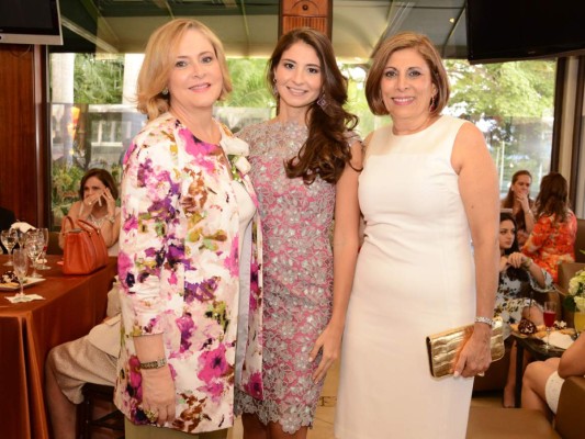 Claudia e Isabella Kattán con Gina Larach.