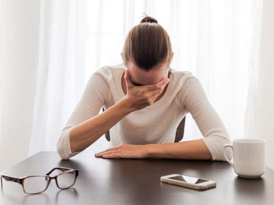 #5 Quejas constantes. Los hombres no quieren escuchar tus constantes quejas mientras están en una cita. Prefieren el positivismo, así que intenta no ser tan negativa.