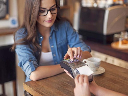 #8 Gastar demasiado dinero. Cuando te casas con alguien, compartirás gastos y ahorros con esa persona. Por eso tu pareja no querrá estar contigo si no puedes controlar tus gastos.
