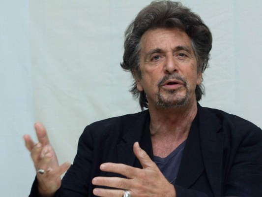 Al Pacino tiene tres hijos de tres mujeres diferentes. Diane Keaton, su ex pareja, confesó que un matrimonio largo no sería fácil para él.