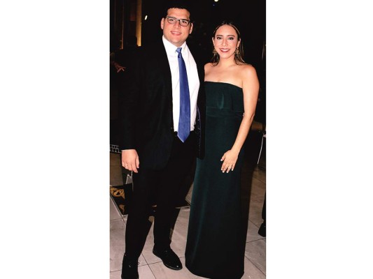 Héctor Bustillo y Sara Bogran celebran por su amor